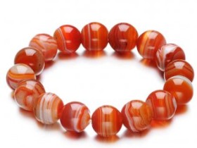 南红玛瑙的颜色与巴西玛瑙的颜色相同?