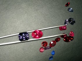 学习如何正确观察宝石颜色的技巧