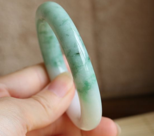 女士怎么挑选合适自己的翡翠手镯