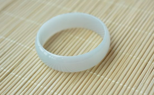 女士怎么挑选合适自己的翡翠手镯