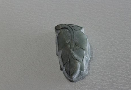 翡翠雕刻教程之把翡翠原石雕刻成成品翡翠叶子(二)