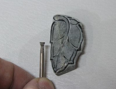 翡翠雕刻教程之把翡翠原石雕刻成成品翡翠叶子(一)