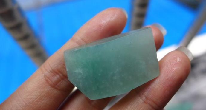 不同种水的翡翠原石价格有天壤之别