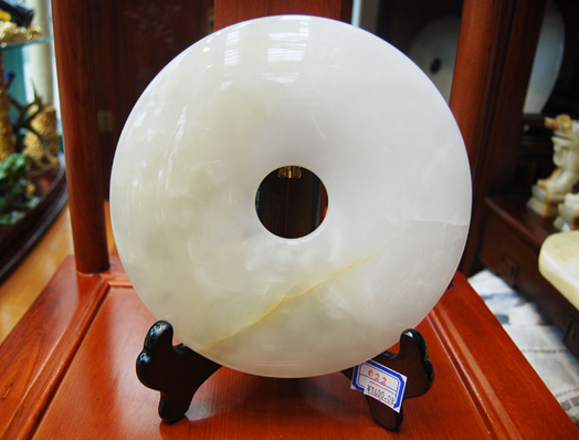 乳白色的玉是什么玉,白色的玉石有哪些呢?