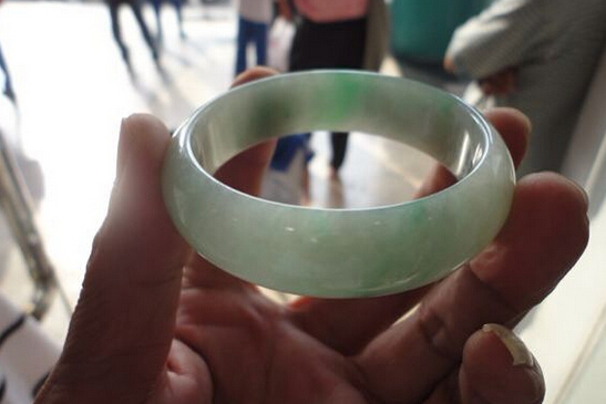 网购翡翠哪家好?让您知道网上买翡翠靠谱吗?