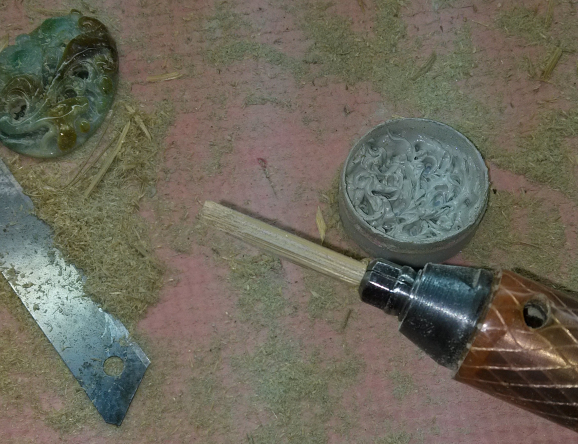 翡翠打磨抛光方法:手工给翡翠抛光流程