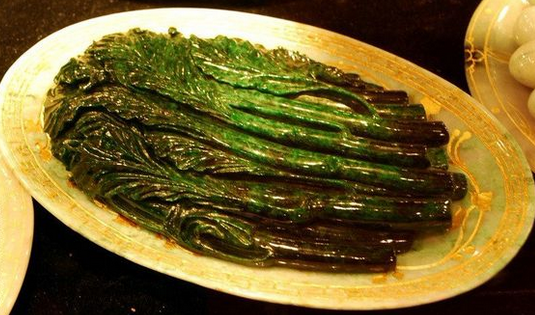 翡翠雕刻大师把翡翠废料雕刻成几百万成品的作品