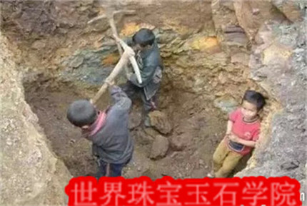 国内外在玛瑙矿石脉挖玛瑙的实景图片