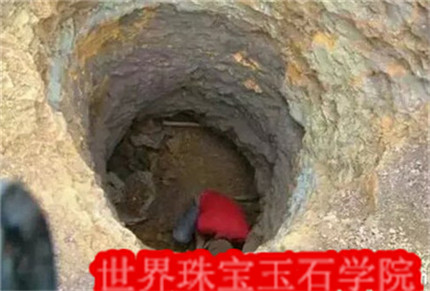 国内外在玛瑙矿石脉挖玛瑙的实景图片