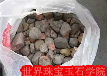 国内外在玛瑙矿石脉挖玛瑙的实景图片
