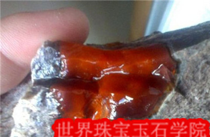 国内外在玛瑙矿石脉挖玛瑙的实景图片