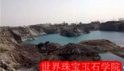 国内外在玛瑙矿石脉挖玛瑙的实景图片