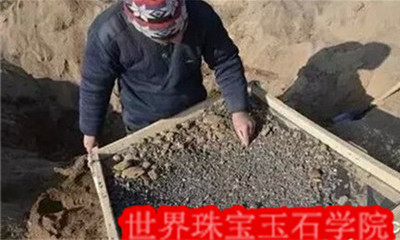 国内外在玛瑙矿石脉挖玛瑙的实景图片