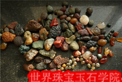 国内外在玛瑙矿石脉挖玛瑙的实景图片
