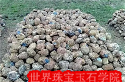 国内外在玛瑙矿石脉挖玛瑙的实景图片