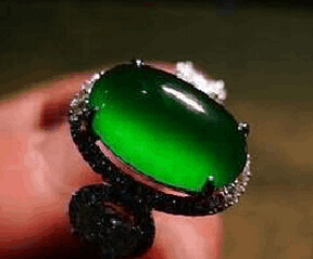 帝王绿翡翠手镯是翡翠中价值最高的翡翠饰品