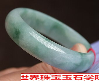 怎么挑选翡翠手镯?5000左右的翡翠手镯图片
