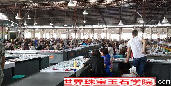 卖翡翠的老女孩自诉翡翠行业的暴利行为