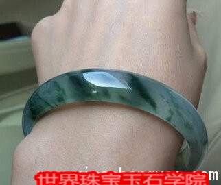 翡翠的胶质感与其它玉料在质感方面的不同之处