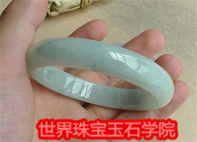 购买翡翠饰品是选择白色好还是绿色好呢?