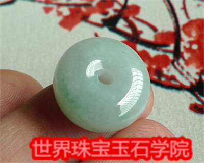 购买翡翠饰品是选择白色好还是绿色好呢?