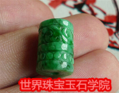 购买翡翠饰品是选择白色好还是绿色好呢?