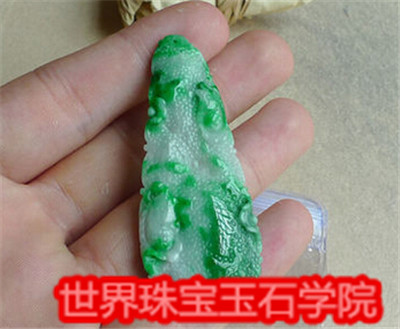 购买翡翠饰品是选择白色好还是绿色好呢?