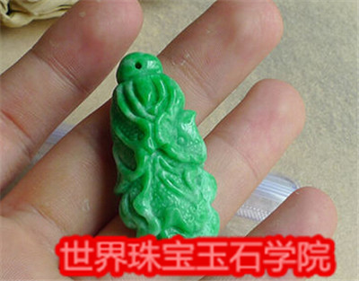 购买翡翠饰品是选择白色好还是绿色好呢?