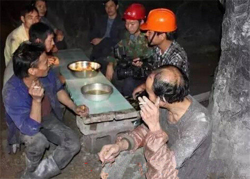 普通人眼中挖玉石的人和实际中挖玉石的人