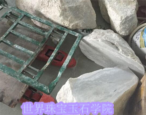 玉雕师是如何把一块玉原石加工成玉石手链的过程