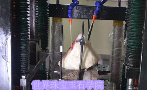 玉雕师是如何把一块玉原石加工成玉石手链的过程