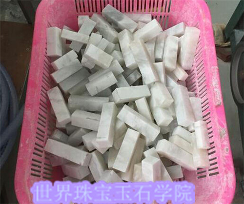 玉雕师是如何把一块玉原石加工成玉石手链的过程