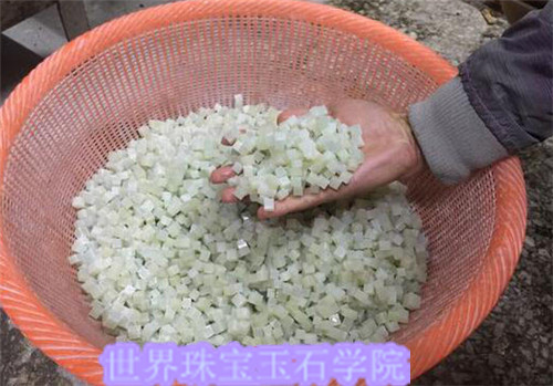 玉雕师是如何把一块玉原石加工成玉石手链的过程