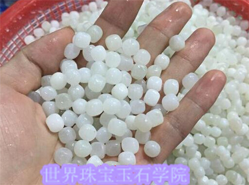 玉雕师是如何把一块玉原石加工成玉石手链的过程