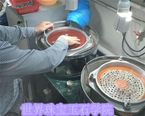 玉雕师是如何把一块玉原石加工成玉石手链的过程