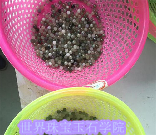 玉雕师是如何把一块玉原石加工成玉石手链的过程
