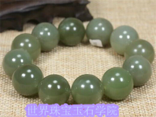 玉雕师是如何把一块玉原石加工成玉石手链的过程