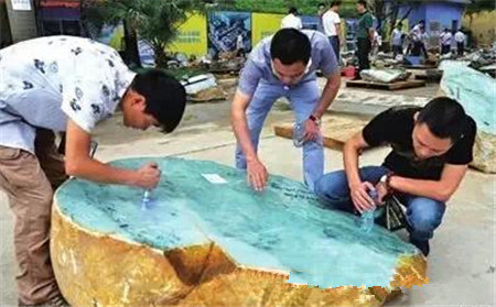别用强光手电鉴别翡翠原石种水否则容易自己骗自己