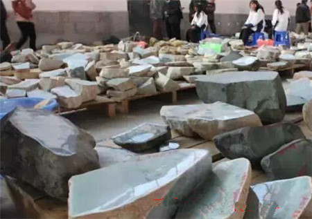 别用强光手电鉴别翡翠原石种水否则容易自己骗自己