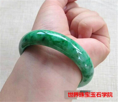 怎么样挑选合适自己的翡翠手镯?快来看这5招!