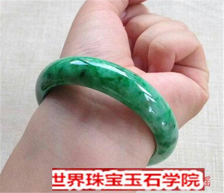 买翡翠首饰要种和色还有水结合起来的才是完美