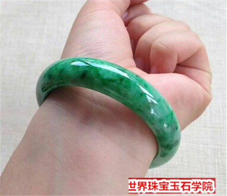 不懂翡翠的人如何购买翡翠手镯的方法