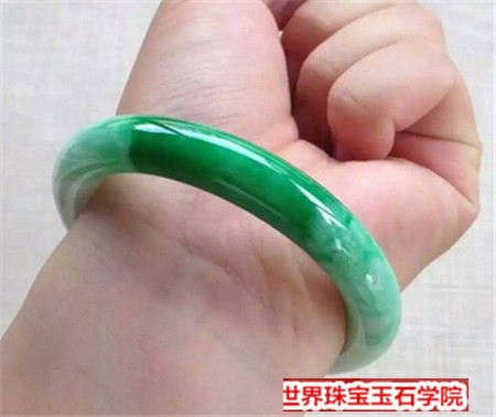不懂翡翠的人如何购买翡翠手镯的方法