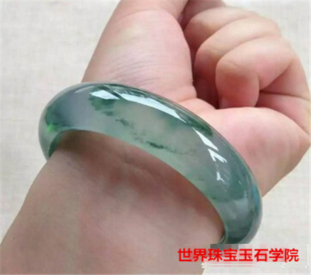 怎么样挑选合适自己的翡翠手镯?快来看这5招!