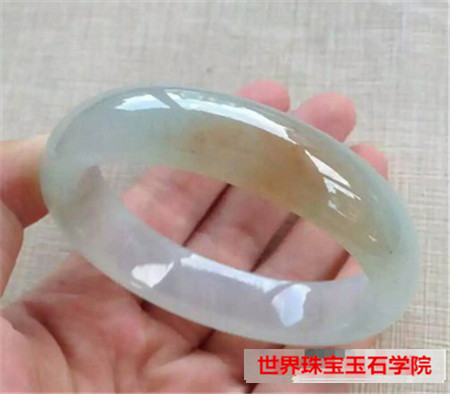 怎么样挑选合适自己的翡翠手镯?快来看这5招!