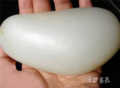 揭秘市场上假和田玉籽料是用什么玉石材料冒充
