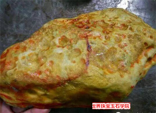 同赌石市场不同赌石命垃圾翡翠原石切开后大家都傻了