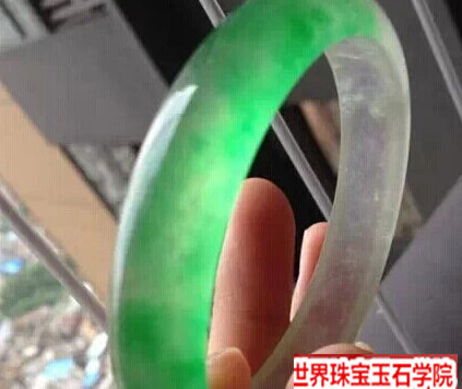 看了这篇文章以后你还敢在网上买翡翠手镯吗?