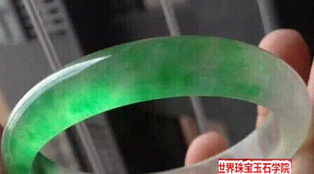 看了这篇文章以后你还敢在网上买翡翠手镯吗?