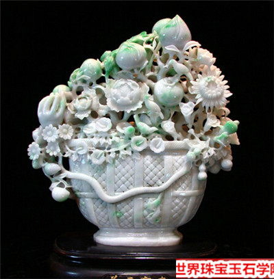 翡翠饰品只有具备这4个条件才算的上是顶级翡翠